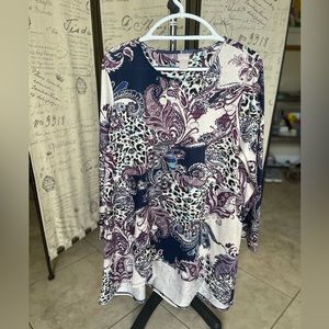 NWOT Chico’s long sleeve tunic with button detail in back